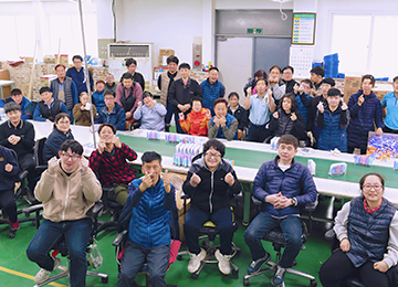 보람근로원 임가공사업팀의 치약 구성품팀 단체 사진